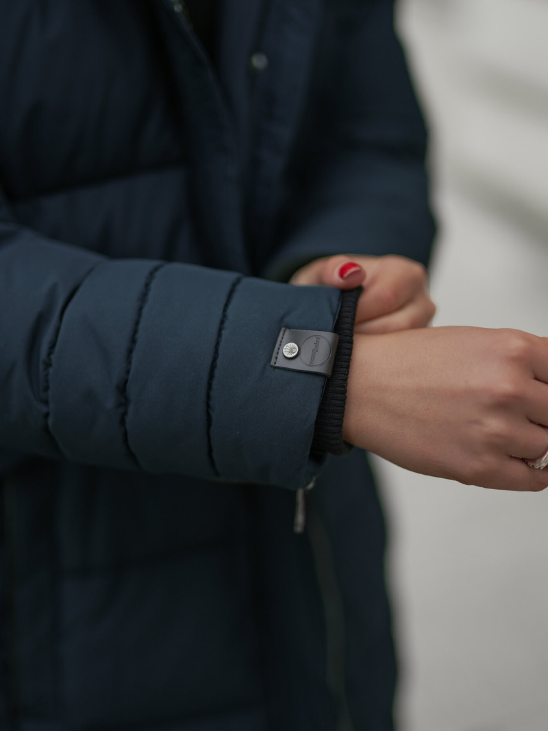 Kurtka zimowa damska długa pikowana granatowa OZONEE O/W377