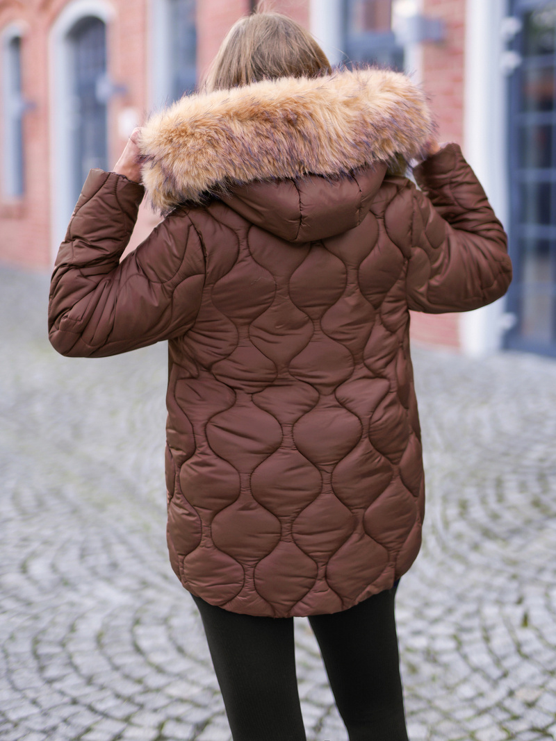 Kurtka zimowa damska z futerkiem czekoladowa OZONEE JS/5M3226/158